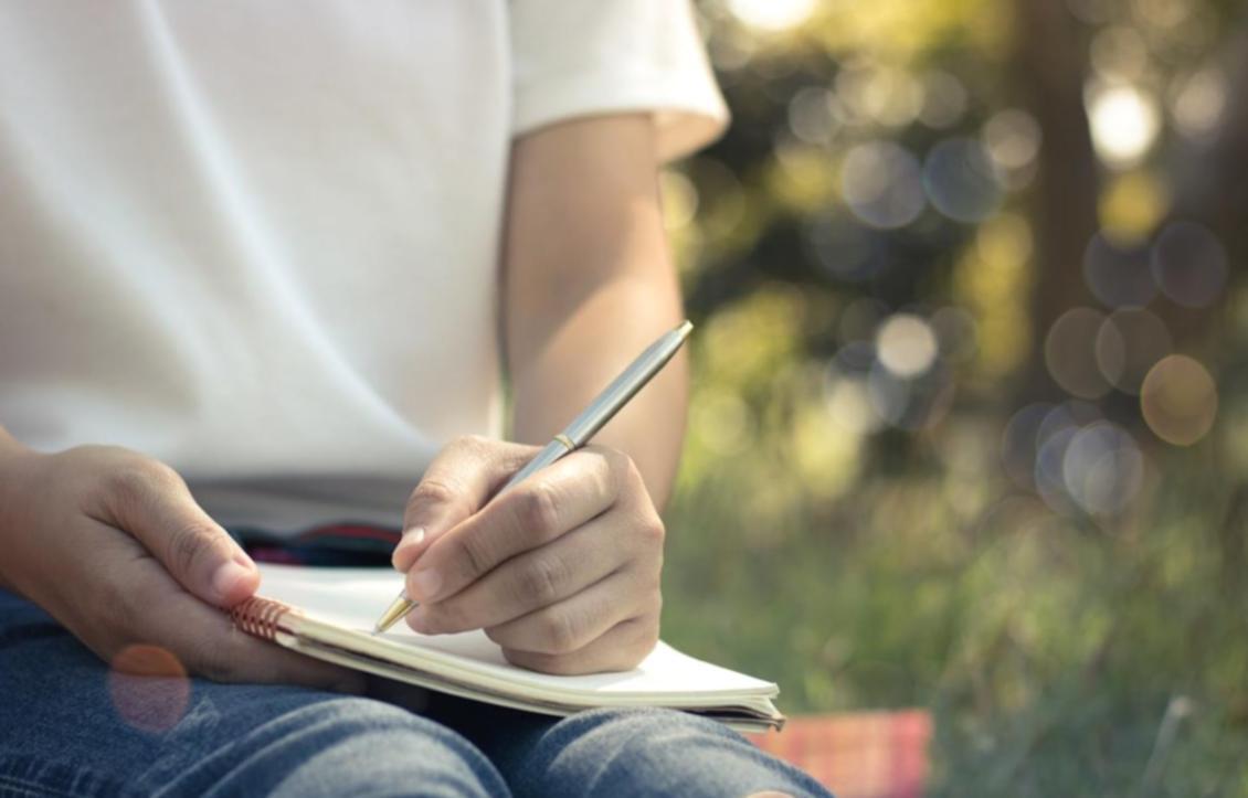 Moderne Lernumgebung mit digitalen Ressourcen für technisches SEO